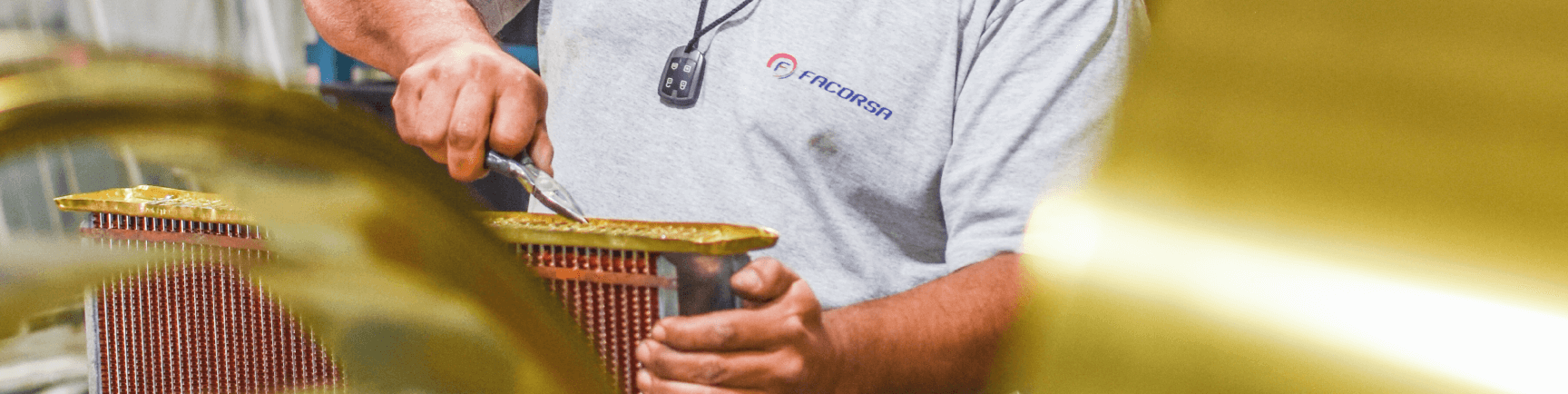 Operarios FACORSA en producción de radiadores - Sistema de Gestión de la Calidad certificado